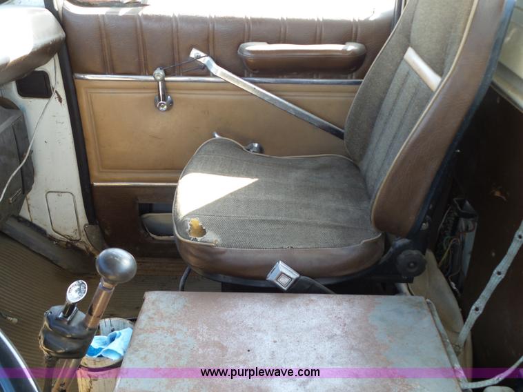 image for item L5612 1984 Ford 8000 reel truck