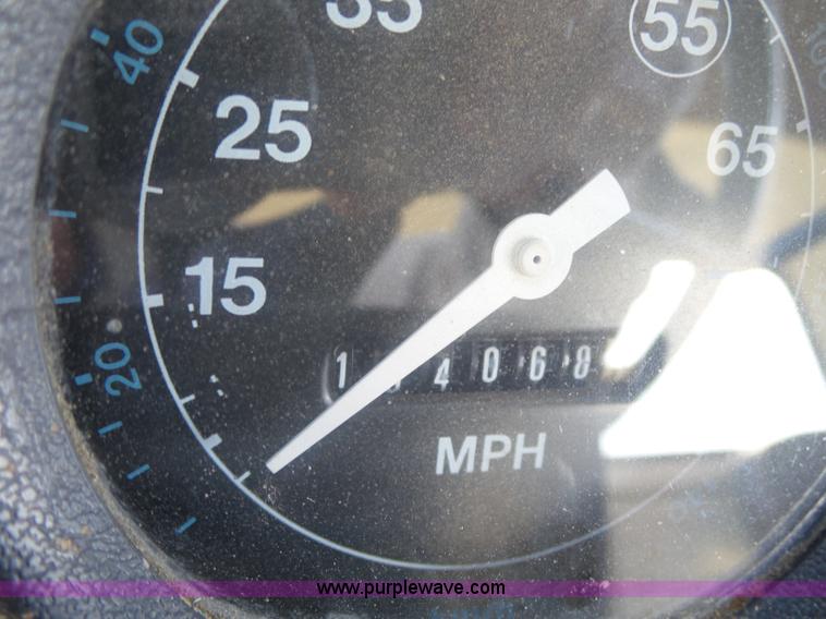 image for item L5612 1984 Ford 8000 reel truck