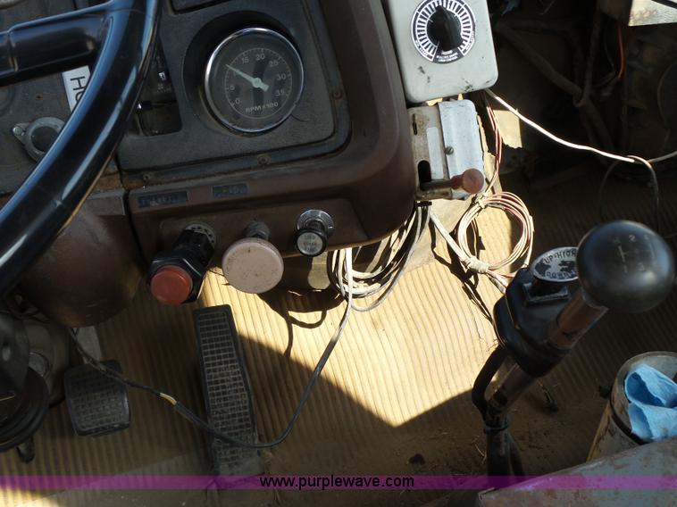 image for item L5612 1984 Ford 8000 reel truck