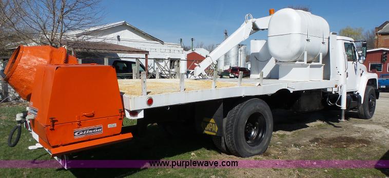 image for item L5613 1985 International S1954 flatbed truck with crane