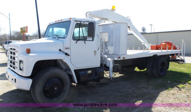 image for item L5613 1985 International S1954 flatbed truck with crane