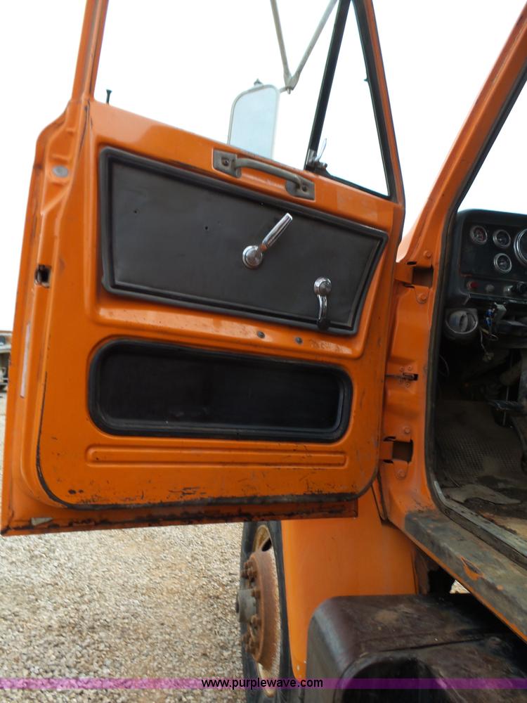 image for item L6276 1985 GMC J96 dump truck