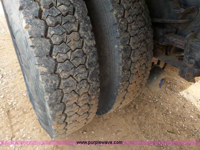 image for item L6277 1999 Ford F800 dump truck