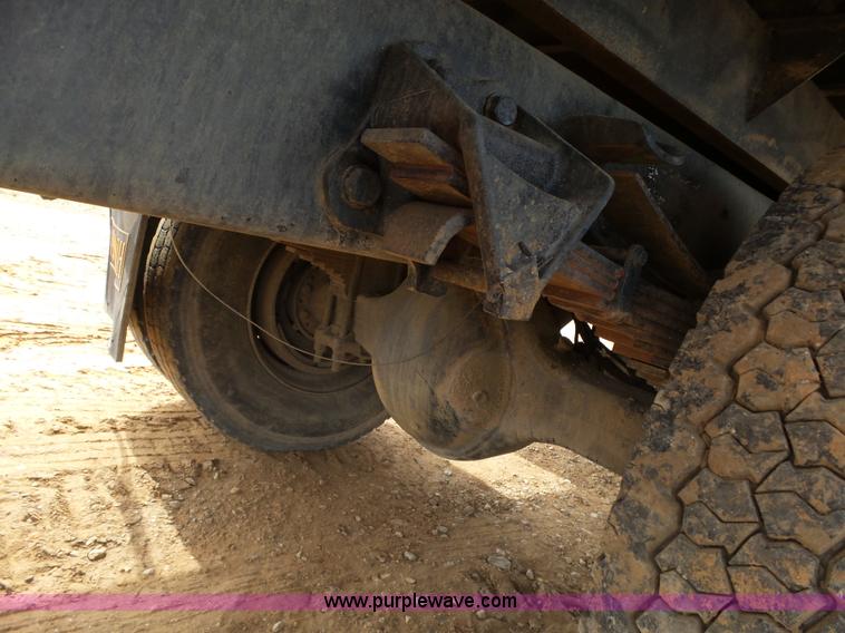 image for item L6277 1999 Ford F800 dump truck