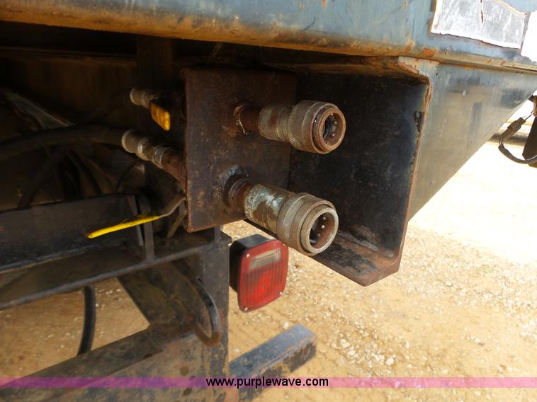 image for item L6277 1999 Ford F800 dump truck