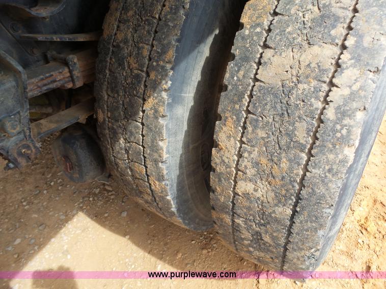 image for item L6277 1999 Ford F800 dump truck