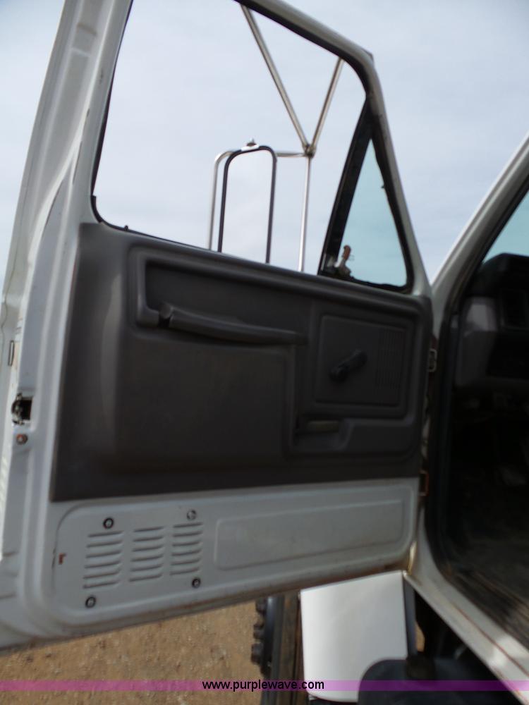 image for item L6277 1999 Ford F800 dump truck