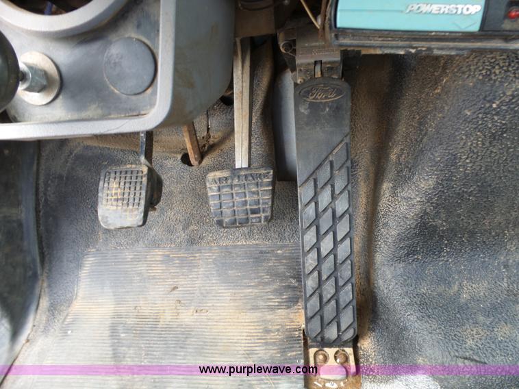 image for item L6277 1999 Ford F800 dump truck