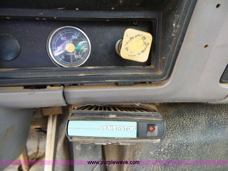 image for item L6277 1999 Ford F800 dump truck