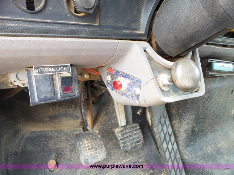 image for item L6277 1999 Ford F800 dump truck