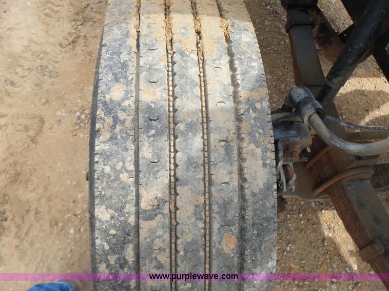 image for item L6277 1999 Ford F800 dump truck