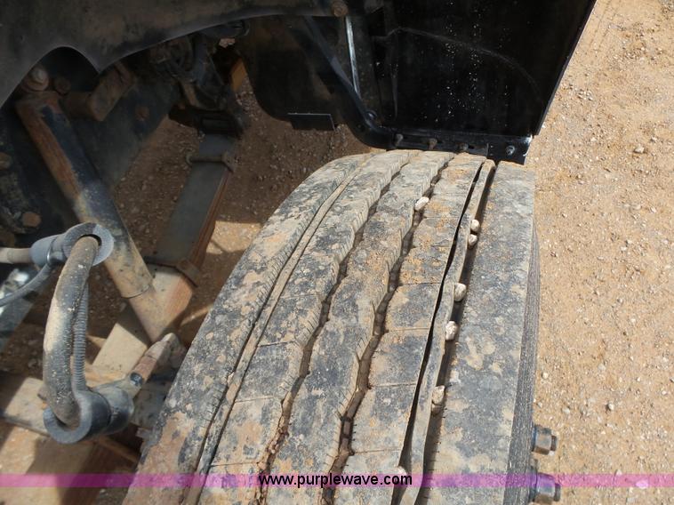 image for item L6277 1999 Ford F800 dump truck