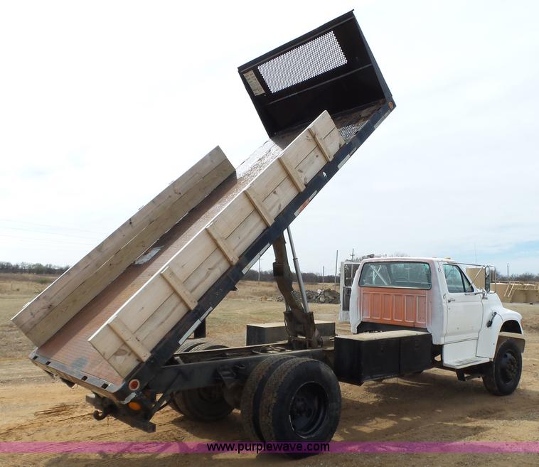 image for item L6277 1999 Ford F800 dump truck