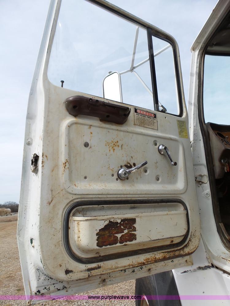 image for item L6279 1981 Ford LTS9000 flatbed truck