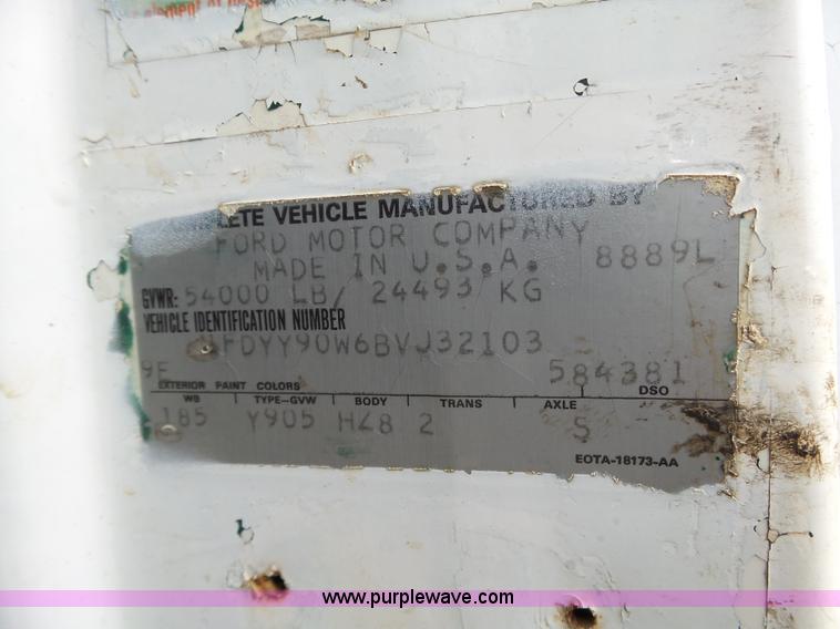 image for item L6279 1981 Ford LTS9000 flatbed truck