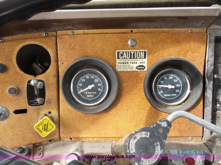 image for item L6279 1981 Ford LTS9000 flatbed truck