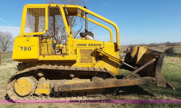 image for item L6282 1980 John Deere 750E dozer