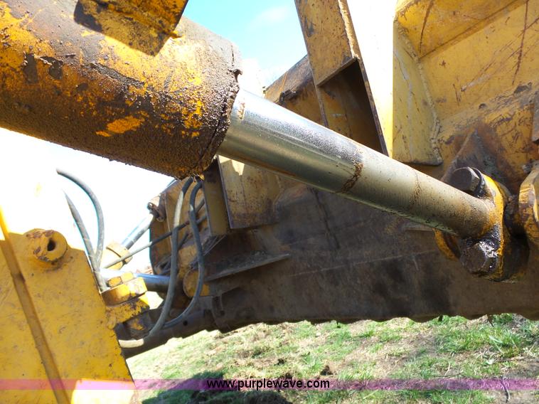 image for item L6282 1980 John Deere 750E dozer