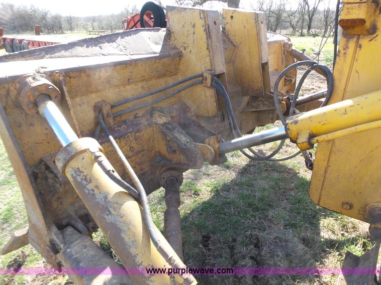 image for item L6282 1980 John Deere 750E dozer