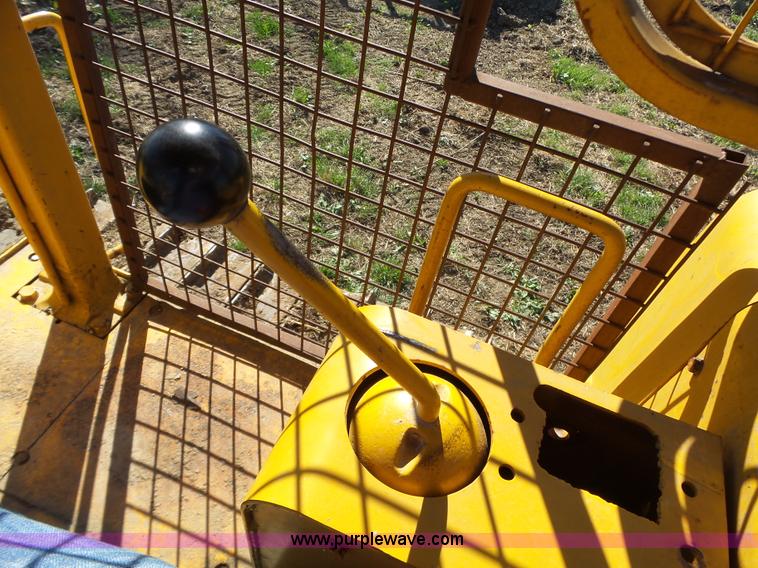 image for item L6282 1980 John Deere 750E dozer