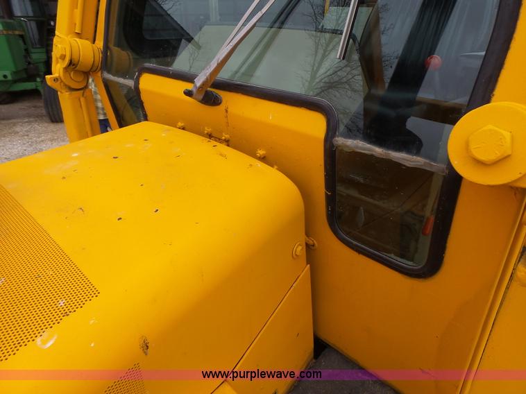 image for item L7150 1994 John Deere 750B LT dozer