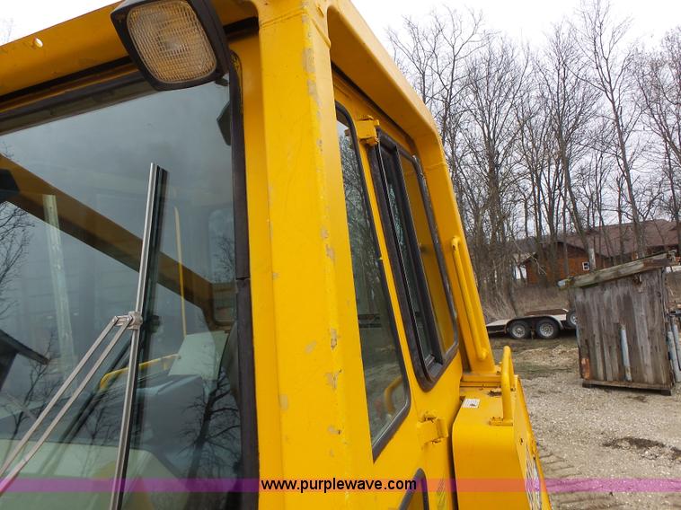 image for item L7150 1994 John Deere 750B LT dozer