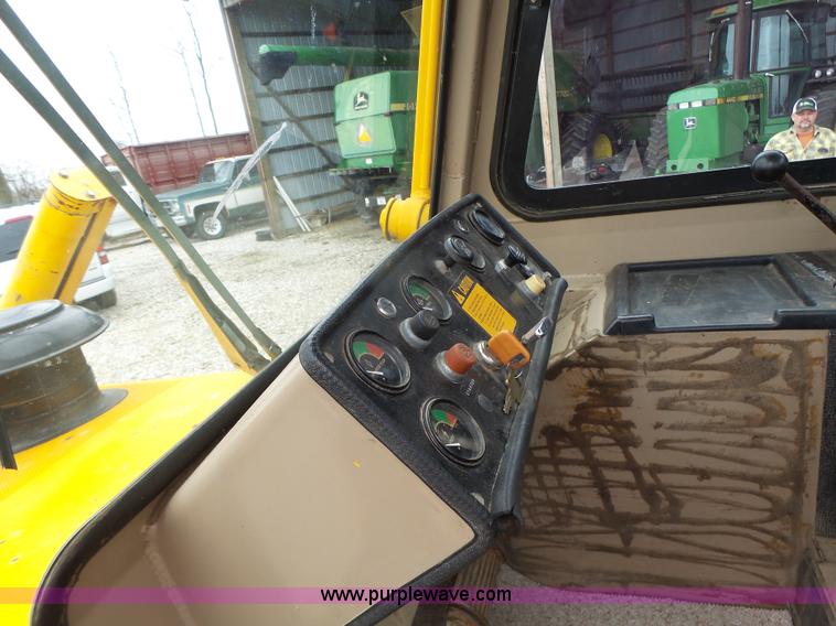 image for item L7150 1994 John Deere 750B LT dozer