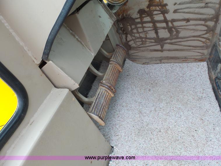 image for item L7150 1994 John Deere 750B LT dozer