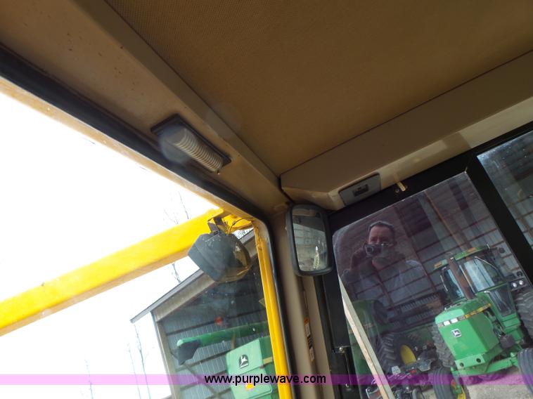 image for item L7150 1994 John Deere 750B LT dozer