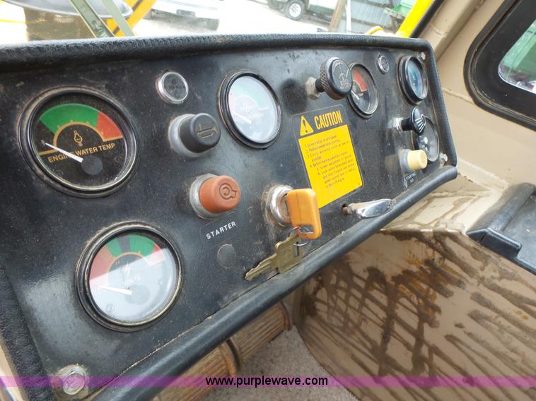 image for item L7150 1994 John Deere 750B LT dozer