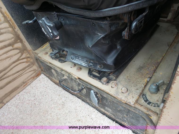 image for item L7150 1994 John Deere 750B LT dozer