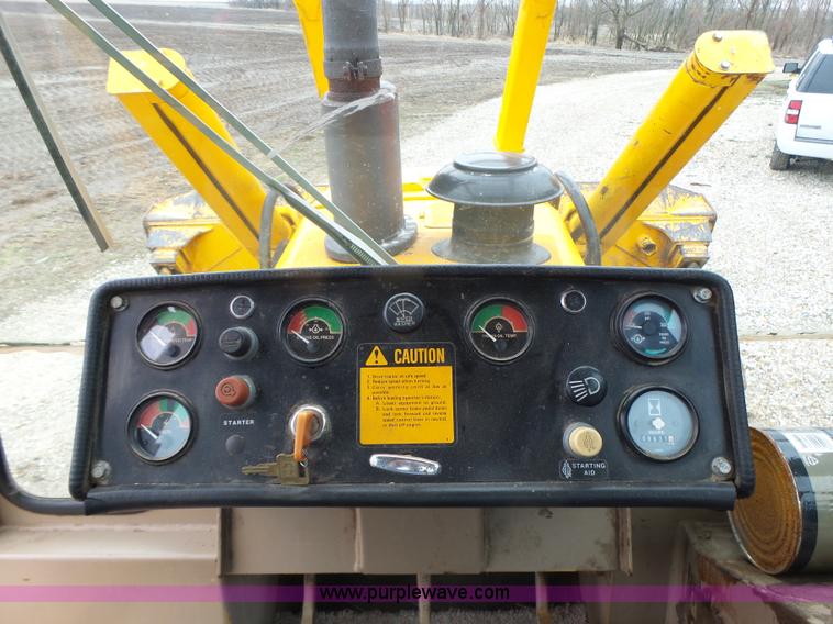 image for item L7150 1994 John Deere 750B LT dozer