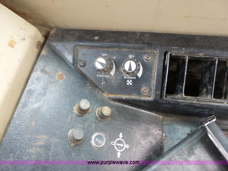 image for item L7150 1994 John Deere 750B LT dozer