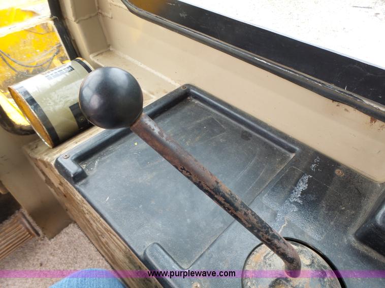 image for item L7150 1994 John Deere 750B LT dozer