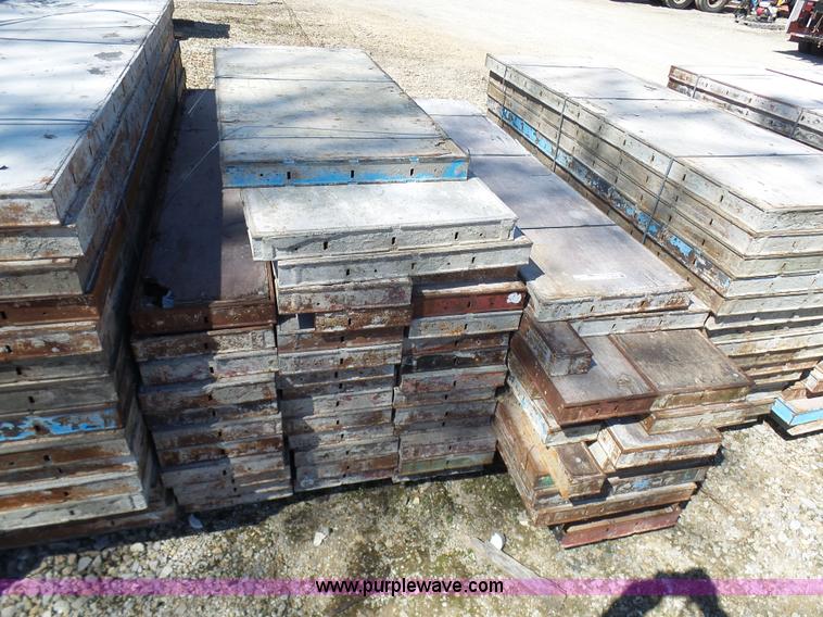 image for item N9406 (52) assorted Simon concrete forms