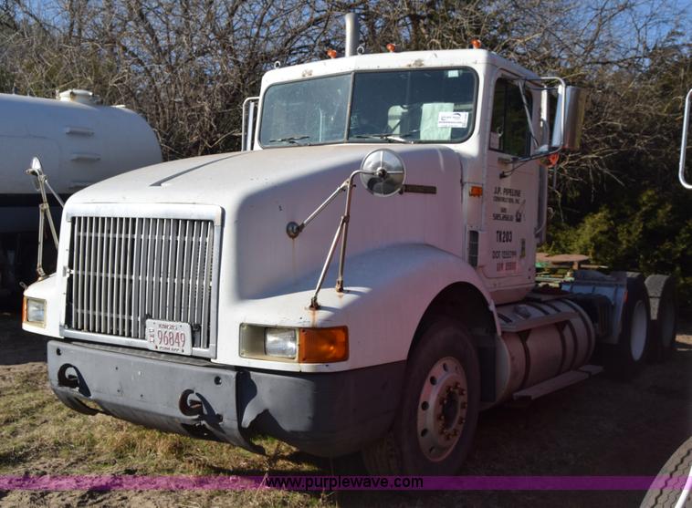 image for item K4309 1995 International 9400 semi truck