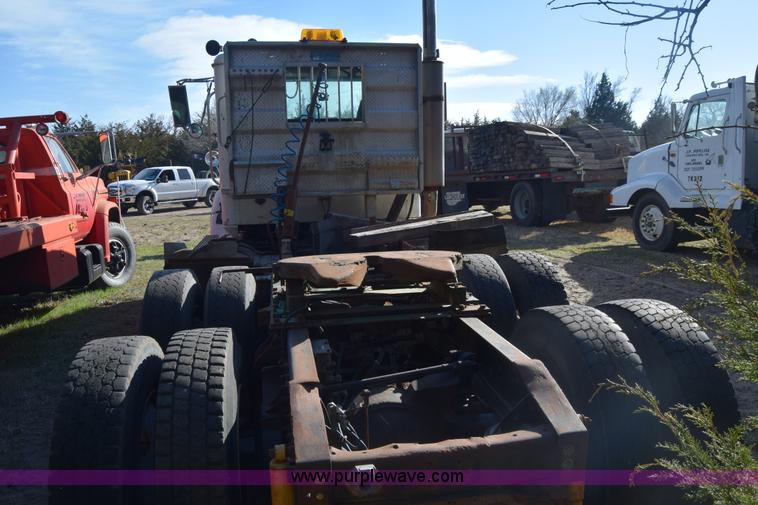 image for item K4309 1995 International 9400 semi truck