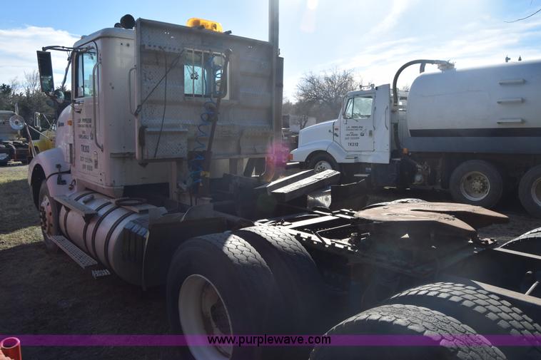 image for item K4309 1995 International 9400 semi truck