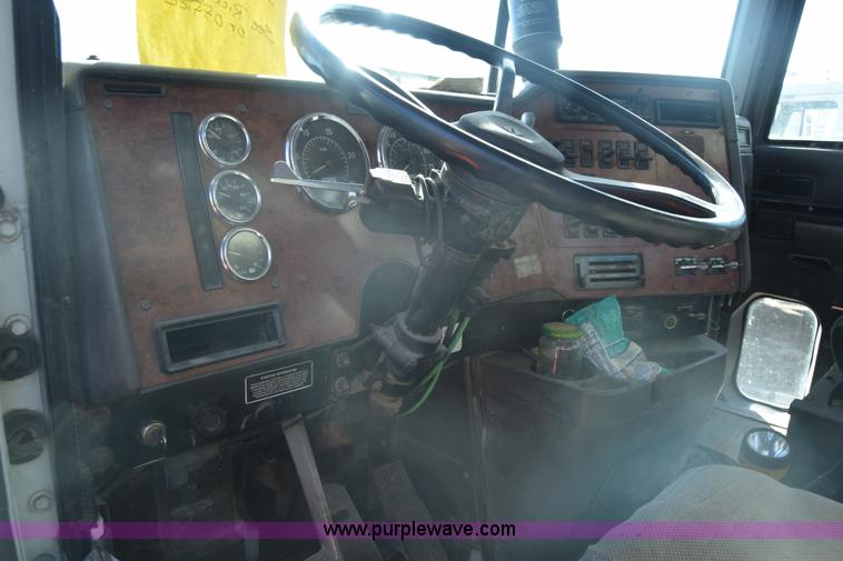 image for item K4309 1995 International 9400 semi truck