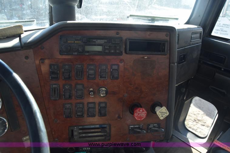 image for item K4309 1995 International 9400 semi truck