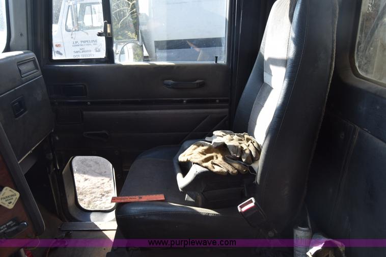 image for item K4309 1995 International 9400 semi truck