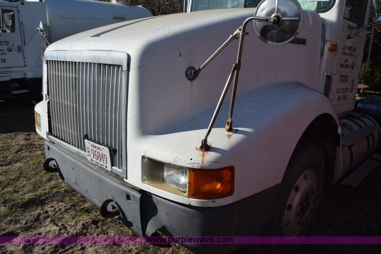 image for item K4309 1995 International 9400 semi truck