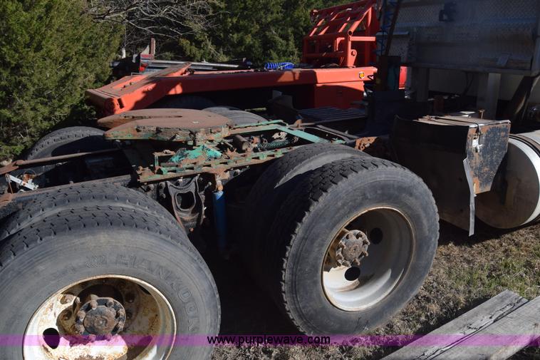 image for item K4309 1995 International 9400 semi truck