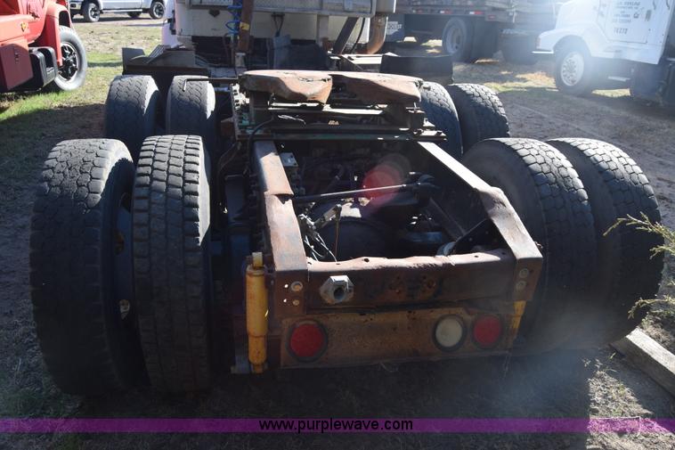 image for item K4309 1995 International 9400 semi truck