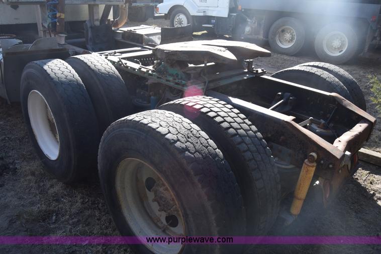 image for item K4309 1995 International 9400 semi truck