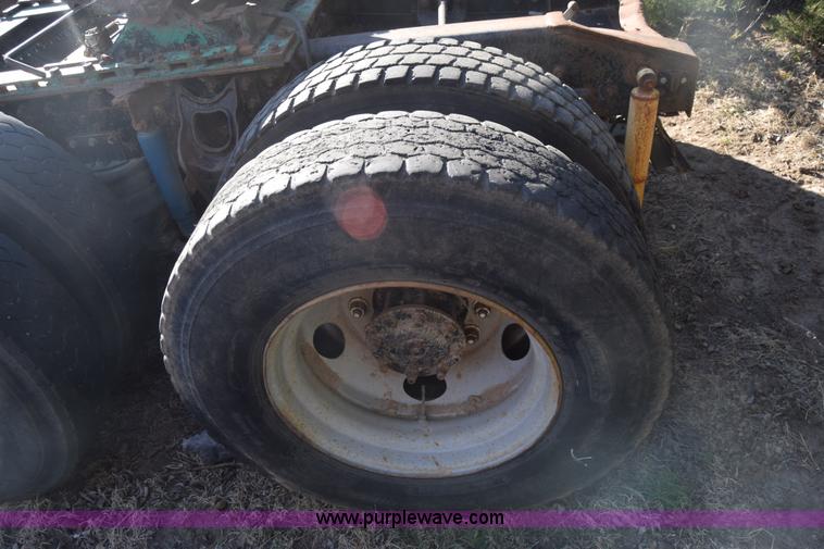 image for item K4309 1995 International 9400 semi truck