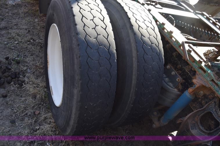 image for item K4309 1995 International 9400 semi truck