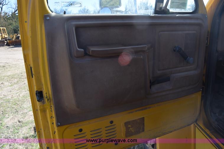 image for item K4311 1993 Ford F700 dump truck