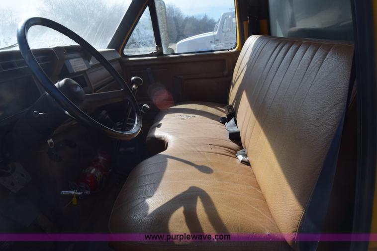 image for item K4311 1993 Ford F700 dump truck