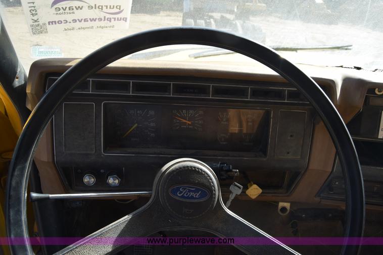 image for item K4311 1993 Ford F700 dump truck